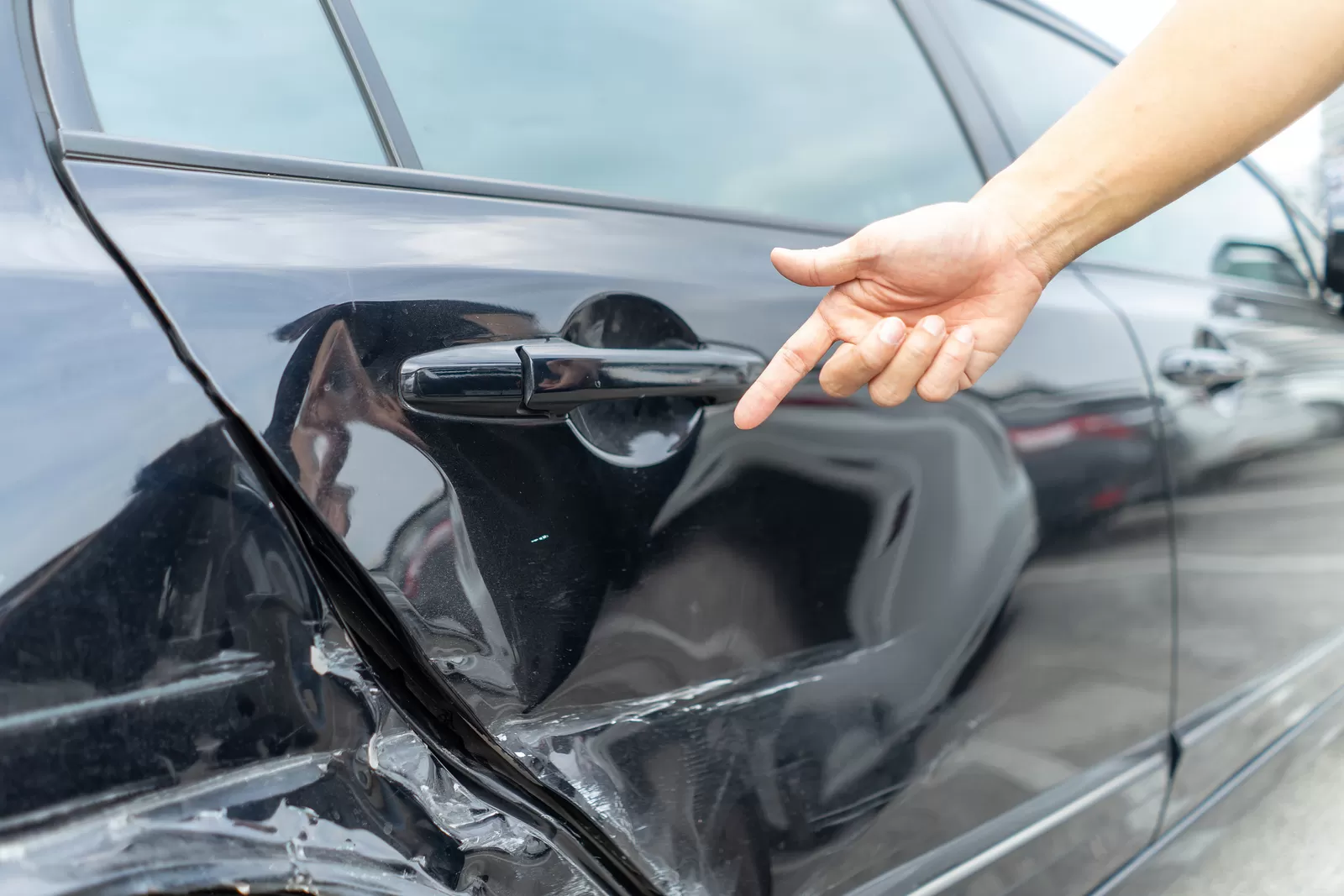 Coche Con El Guardabarros Dañado Estacionado En El Lado De La Calle De La  Ciudad. Concepto De Seguridad Vial Y Seguro De Vehículos Imagen de archivo  - Imagen de pérdida, golpe: 237687851